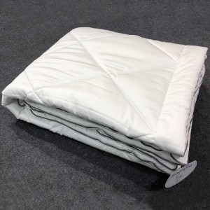 Quilted Cotton Quilt With Contrast Piping
